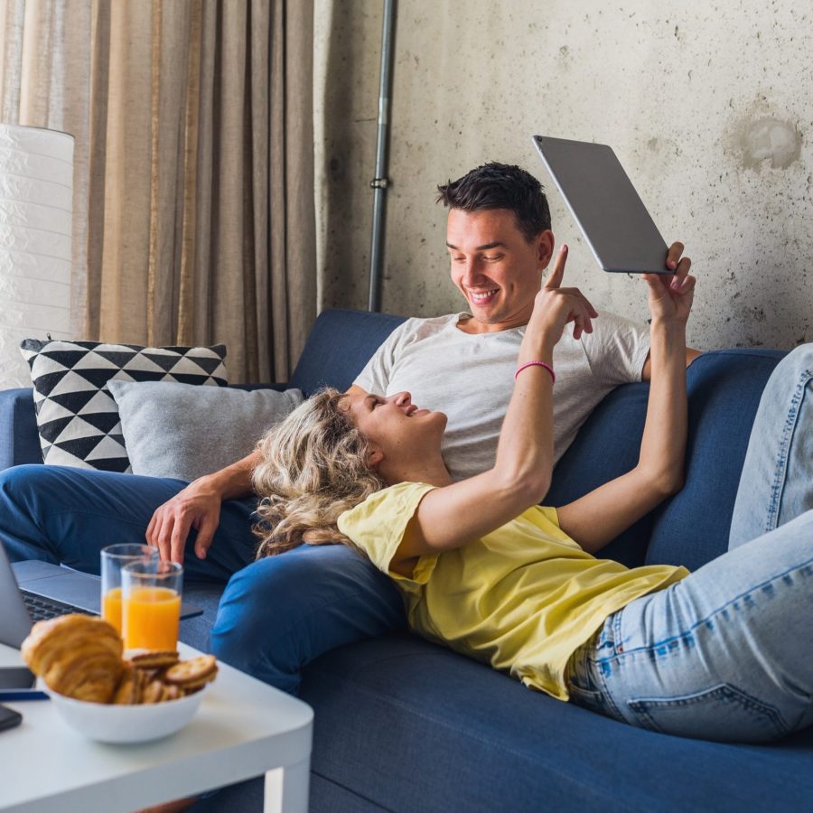 pareja viendo información en una tablet